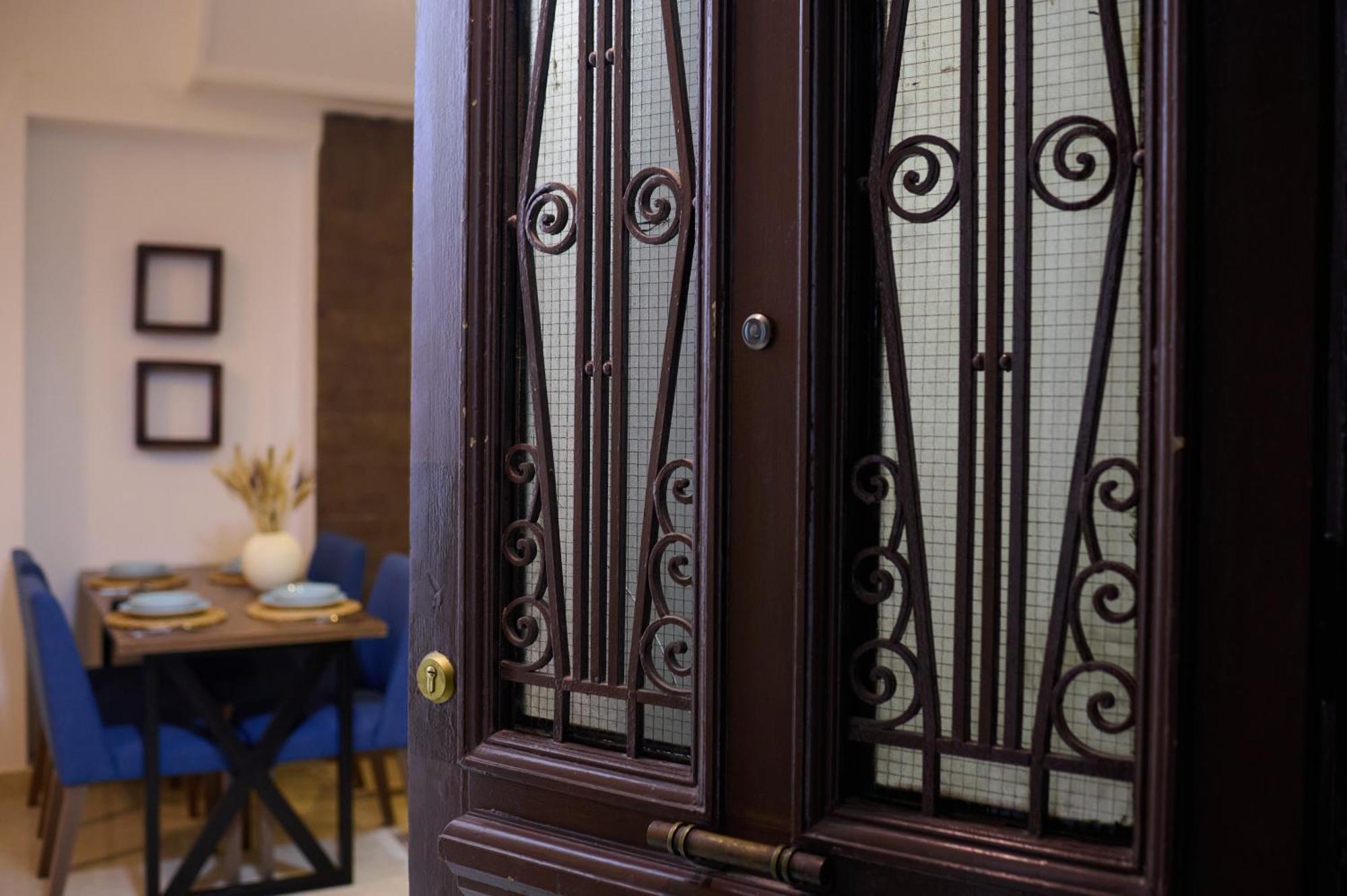 Stilvolle Altbauwohnung Gegenueber Vom Marriott Mit 2 Balkone, Klimaanlage, Smart-tv Il Cairo